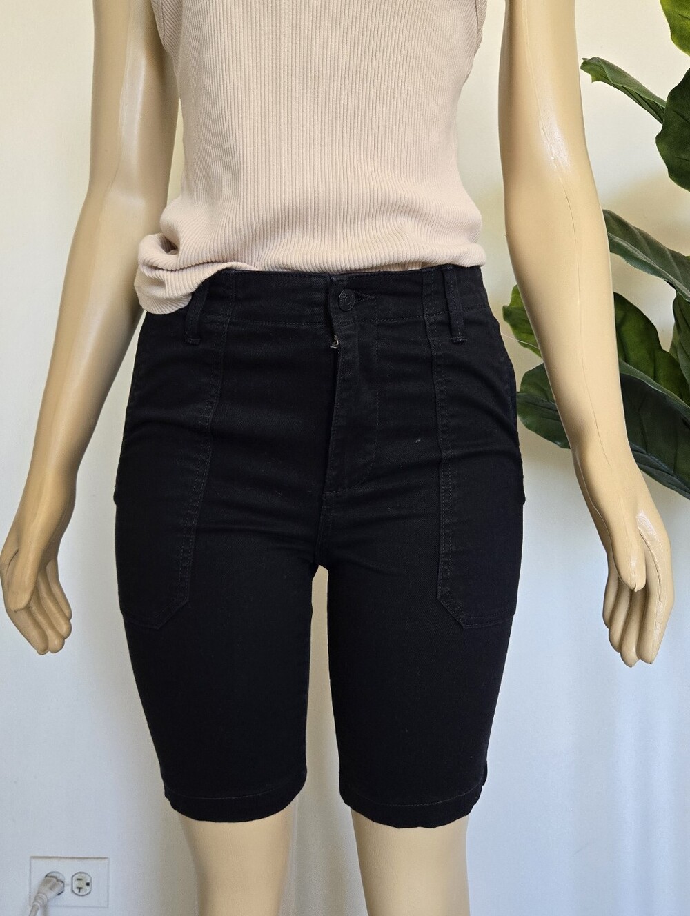 Vince. High Rise Short Black Color Size 29 Women's